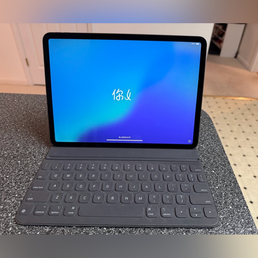iPad Pro 11-inch Wi-Fi 64GB Space Gray & Smart Keyboard Folio 3rd Generation
